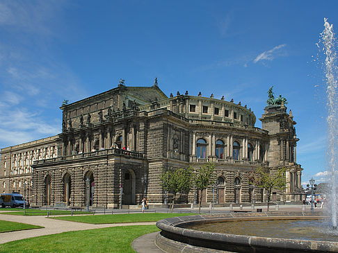 Semperoper mit Springbrunnen Foto 