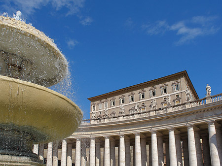Brunnen mit dem Apostolischen Palast Fotos