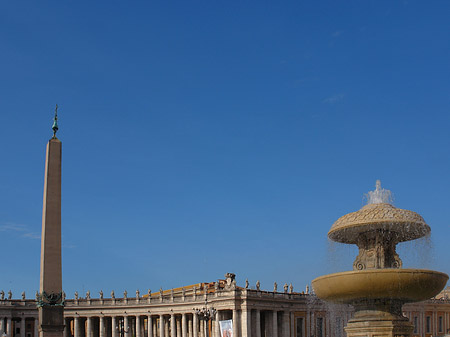 Brunnen mit Obelisk Foto 