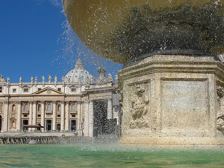 Brunnen mit Petersdom Foto 