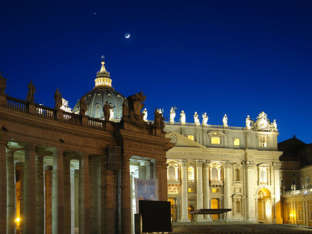 Petersplatz bei Nacht Fotos