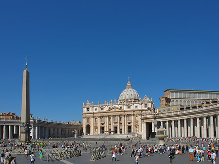Foto Obelisk mit dem Petersdom