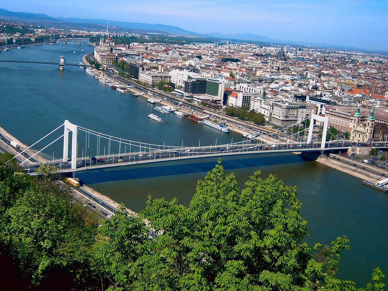  Bildansicht Sehenswürdigkeit  Die Elisabethbrücke verbindet Buda und Pest seit den 1960er Jahren
